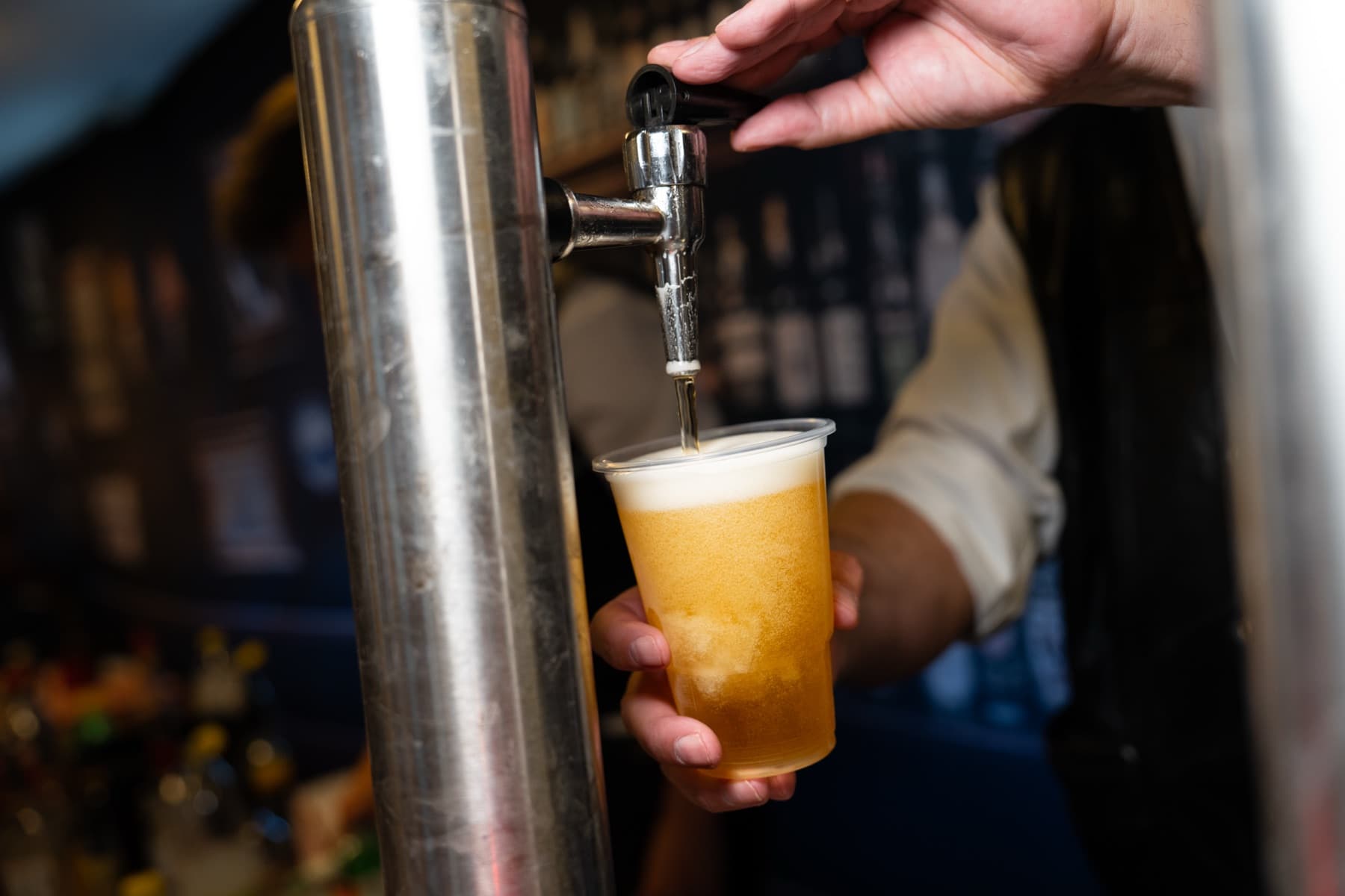 Fadøl tappes i baren