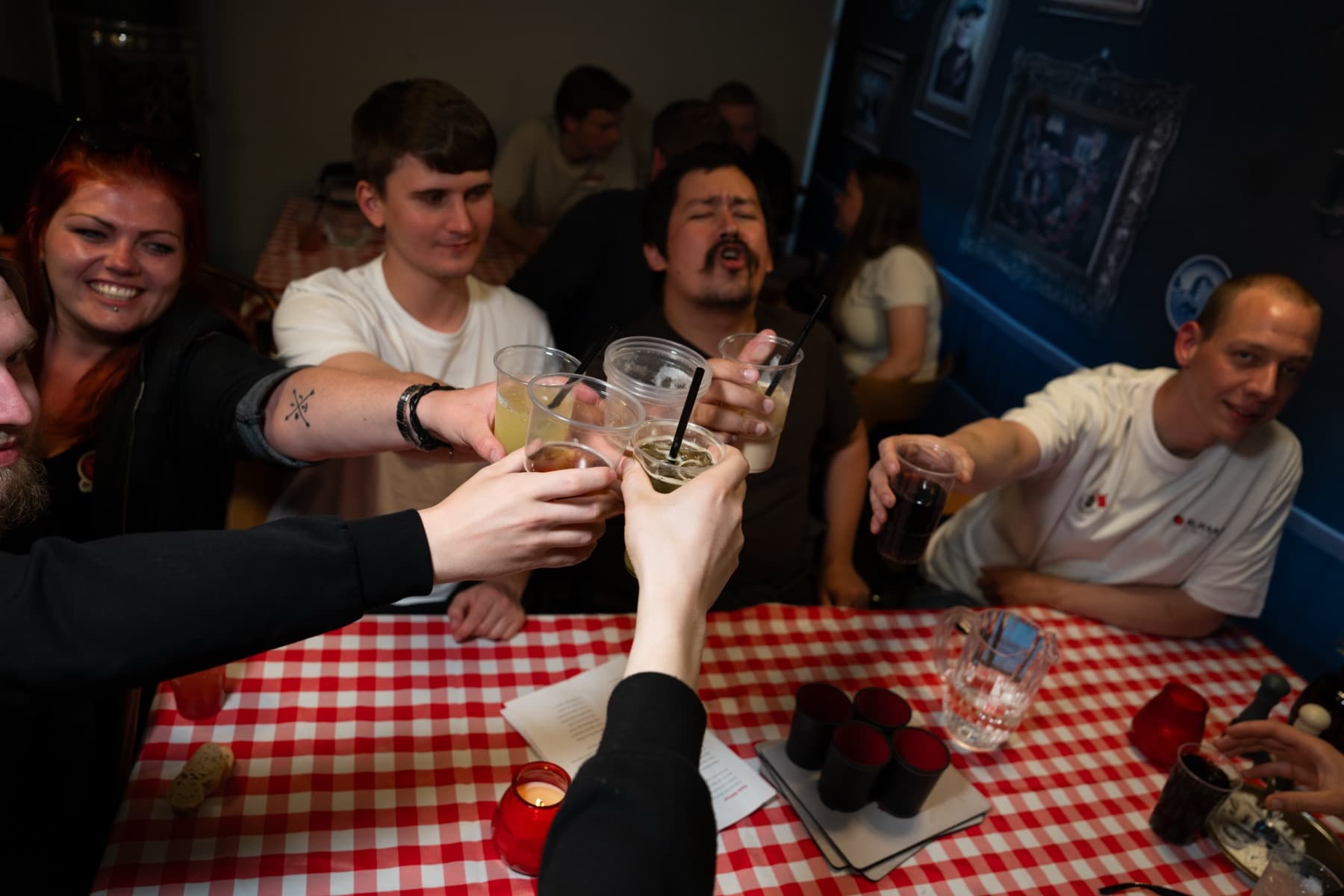 Glade gæster skåler til en bodegafest
